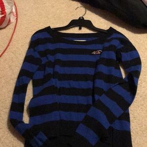 A long sleeve shirt that is black and blue